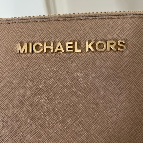 Micheal Kors Nude Wallet - Picture 4 of 4